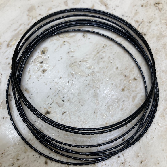 Six Black Bangles Bracelets Jewelry - Picture 2 of 2
